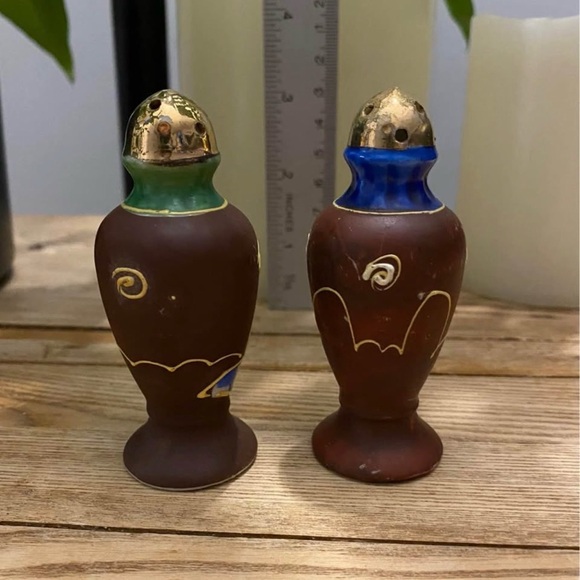 Vintage Japanese Satsuma Moriage Salt & Pepper Shakers - Hand Painted Set - Picture 3 of 6